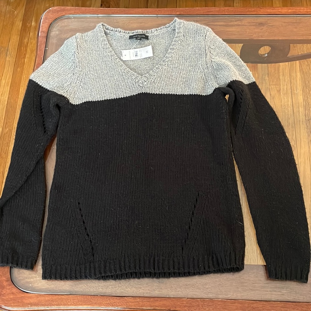 ANN TAYLOR COLOR-BLOCK POINTELLE V NECK SWEATER.
